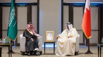 وزير الخارجية ونظيره البحريني يبحثان تنسيق المواقف تجاه التحديات الإقليمية والدولية